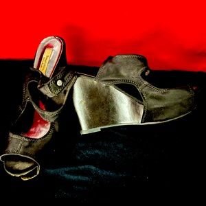 Vera Wang - Size 8 Black designer wedges